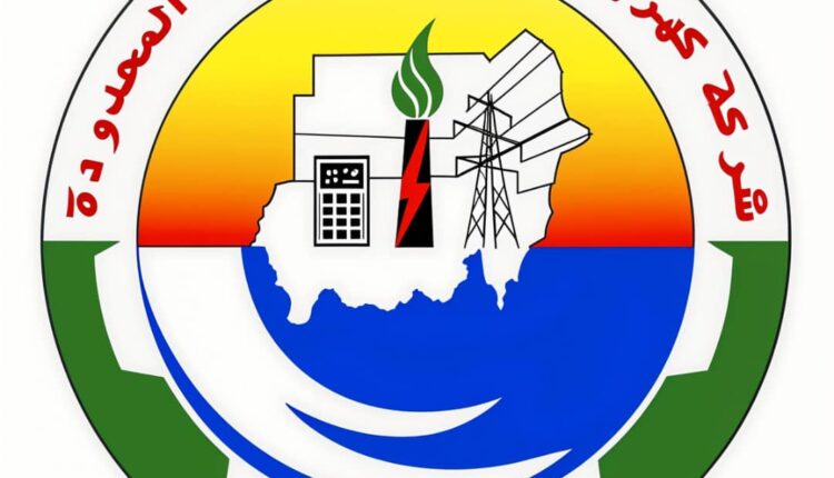 هجوم جديد بالطائرات المسيرة يستهدف محطة مروي ويؤدي إلى إطفاء كامل بالشبكة القومية متابعات قناة الزول – الثلاثاء 8 أبريل 2025م تعرضت محطة مروي للكهرباء في السودان، اليوم الثلاثاء، لهجوم جديد بطائرات مسيرة، هو الثاني من نوعه خلال أقل من ثلاثة أيام، ما أسفر عن أضرار مباشرة طالت محولات تغذية الولاية الشمالية وعدداً من المفاعلات الحيوية داخل المحطة، دون تسجيل خسائر بشرية وفق ما أكدته مصادر رسمية وتسبب الهجوم في توقف كامل للإمداد الكهربائي بالولاية الشمالية، كما أعاق جهود إعادة تأهيل المحول الذي كان قد تضرر في هجمات سابقة. وأفادت الجهات المختصة بأن حريقاً اندلع في المحولات المتضررة، ما أدى إلى إصابة الخط الرئيسي المغذي لولاية الخرطوم، وتسبب في إطفاء عام شمل ولايات الخرطوم ونهر النيل والبحر الأحمر وتواصل فرق الدفاع المدني جهودها في السيطرة على الحريق، فيما تجري حالياً عملية تقييم فني لتحديد حجم الأضرار والخطوات الفنية اللازمة لاستعادة الخدمة. وأكد مجلس التنسيق الإعلامي للكهرباء أن أي مستجدات تتعلق بالهجمات التي تطال مرافق الكهرباء، سيتم الإعلان عنها حصرياً عبر بيانات رسمية تصدر من المجلس