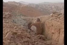 معدن يختبئ من القصف الجوي في مناطق التعدين على الحدود السودانية المصرية- يونيو 2026- وسائل التواصل