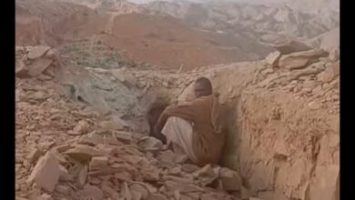 معدن يختبئ من القصف الجوي في مناطق التعدين على الحدود السودانية المصرية- يونيو 2026- وسائل التواصل