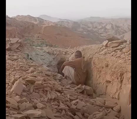 معدن يختبئ من القصف الجوي في مناطق التعدين على الحدود السودانية المصرية- يونيو 2026- وسائل التواصل