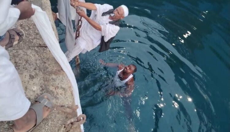 انقاذ مسافر سقط في البحر من الباخرة